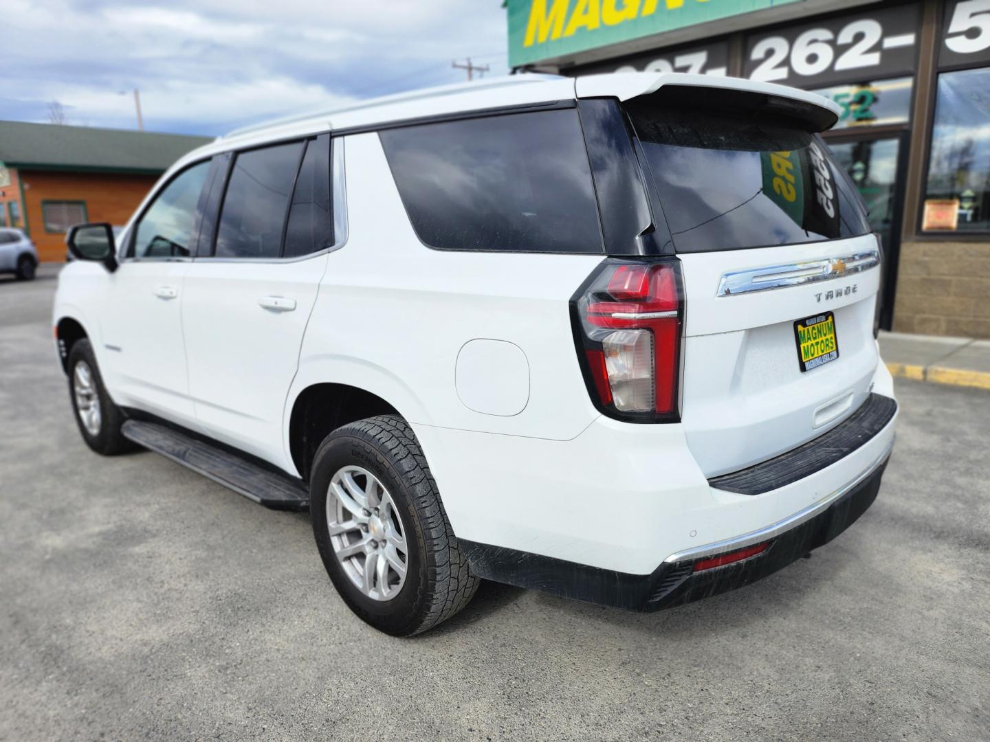 2021 WHITE /BLACK CHEVROLET TAHOE LT (1GNSKNKD5MR) with an 5.3L engine, Automatic transmission, located at 1960 Industrial Drive, Wasilla, 99654, (907) 274-2277, 61.573475, -149.400146 - Photo#3